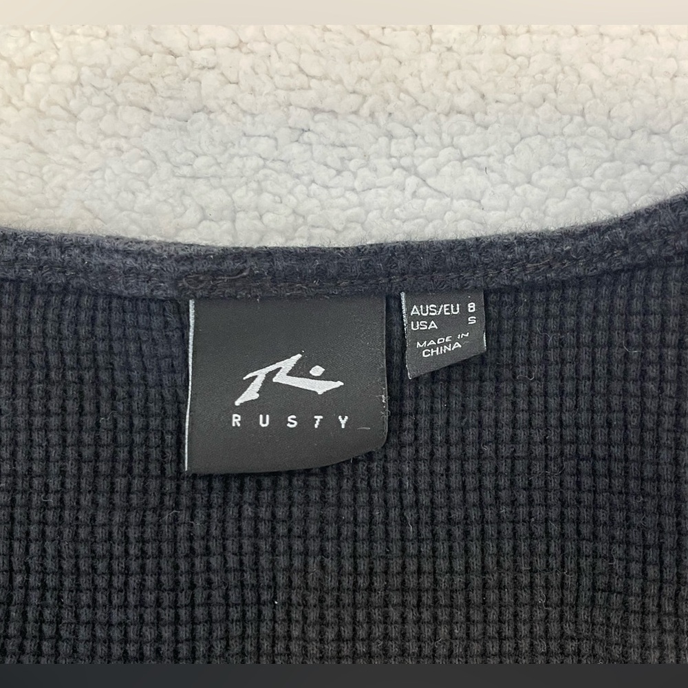 Rusty Black Ribbed Crop Top - Picture 2 of 2